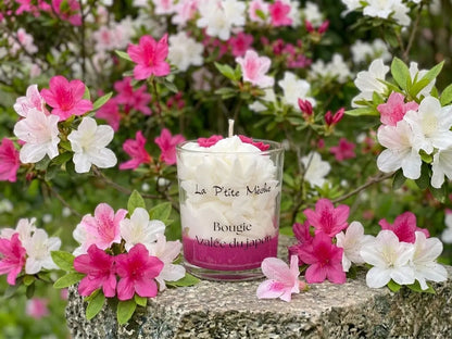 Ambiance déco exotique avec la petite bougie Azalée du Japon posée sur un socle en pierre naturelle.