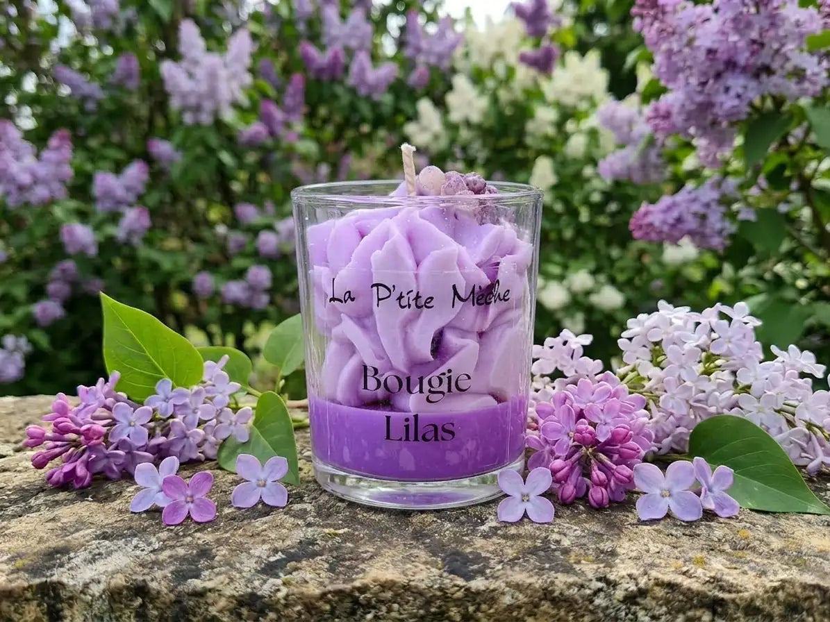 Ambiance déco de printemps avec la bougie Lilas mauve sur un muret de pierre.