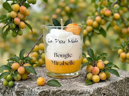 Ambiance estivale et gourmande avec la petite bougie Mirabelle posée sur un muret en pierre.