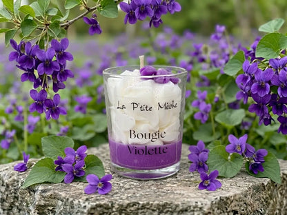 Mise en scène déco zen avec la petite bougie Violette entourée de véritables fleurs mauves.