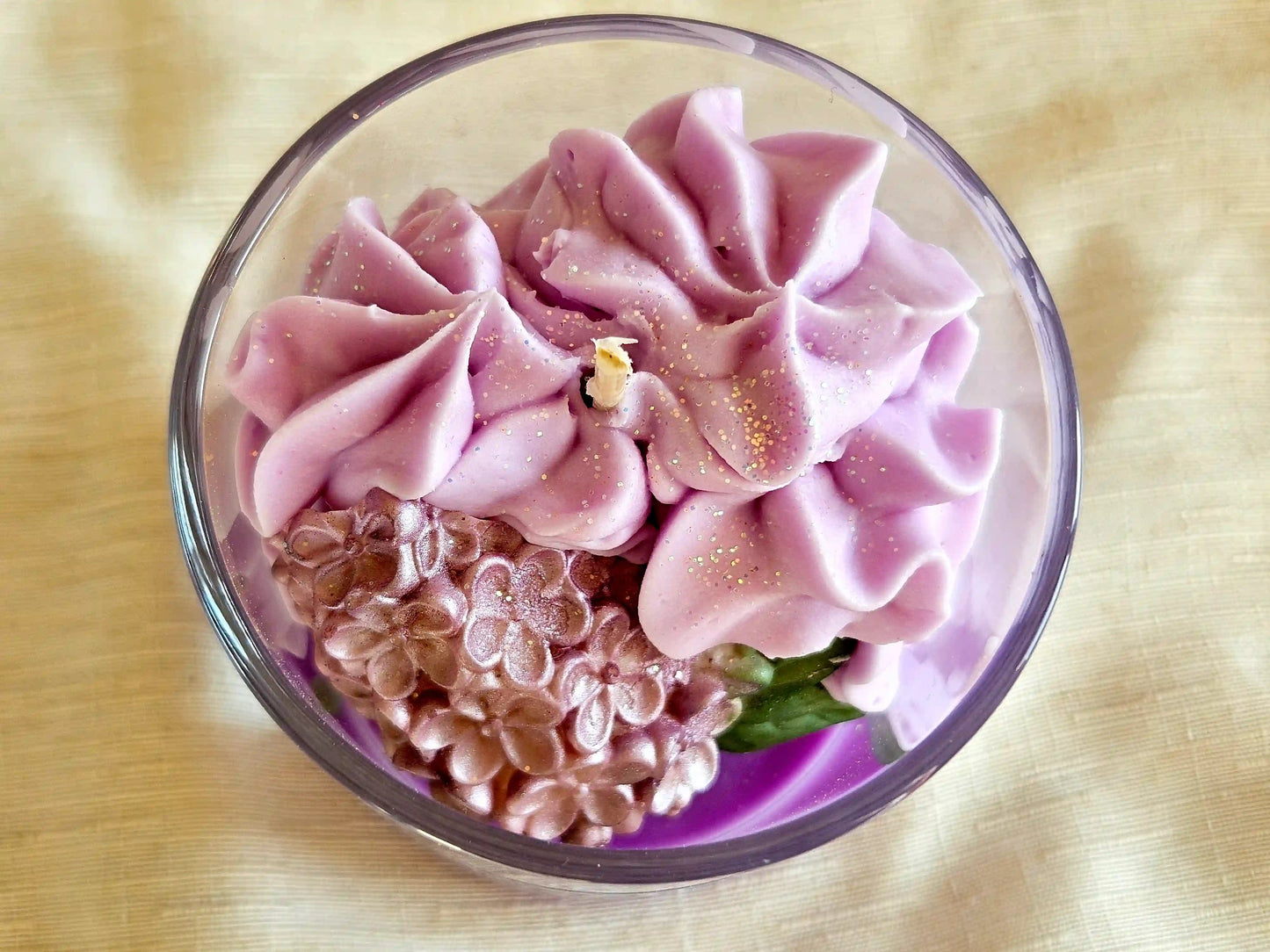 Vue plongeante sur la chantilly de cire mauve et les fleurs de lilas violettes.