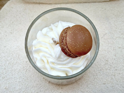 Gros plan sur le macaron en cire réaliste posé sur une chantilly onctueuse, savoir-faire artisanal de ma boutique.