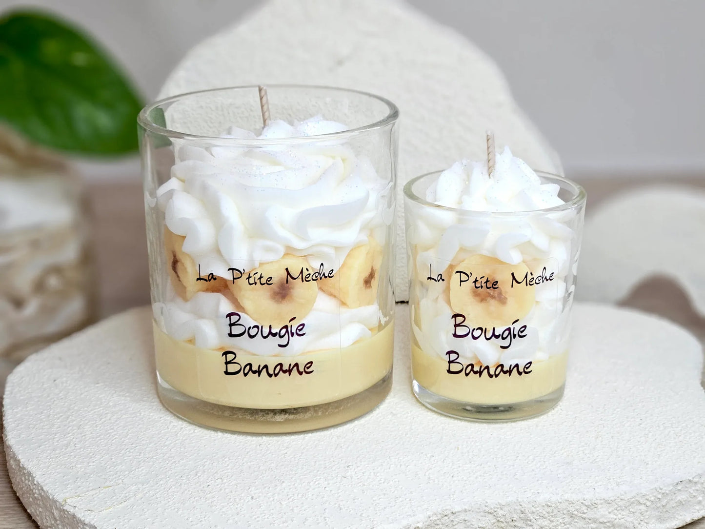 Ensemble de deux bougies gourmandes à la banane, formats 190g et 65g, pour une ambiance fruitée et sucrée.
