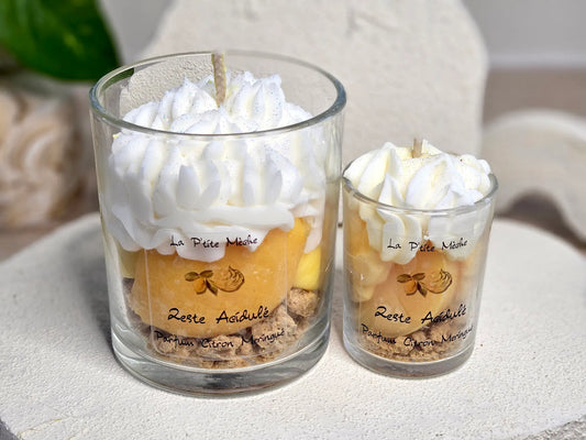 Duo de bougies gourmandes Citron Meringué La P'tite Mèche, formats 190g et 65g, design réaliste avec couches de biscuit et crème citron.