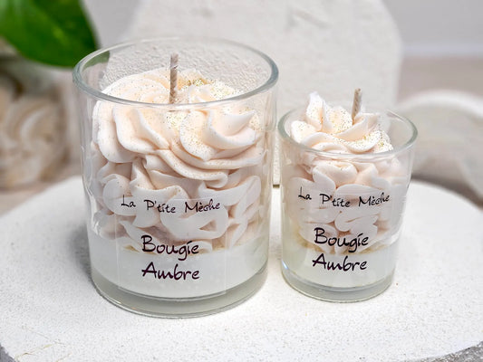 Collection de bougies gourmandes à l'Ambre La P'tite Mèche, formats 190g et 65g, pour une atmosphère douce et enveloppante.