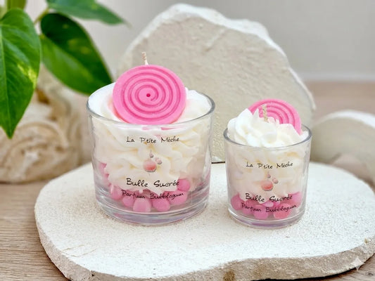 Collection de bougies BubbleGum La P'tite Mèche, formats 190g et 65g, décoration de table colorée et récréative sur socle en pierre.