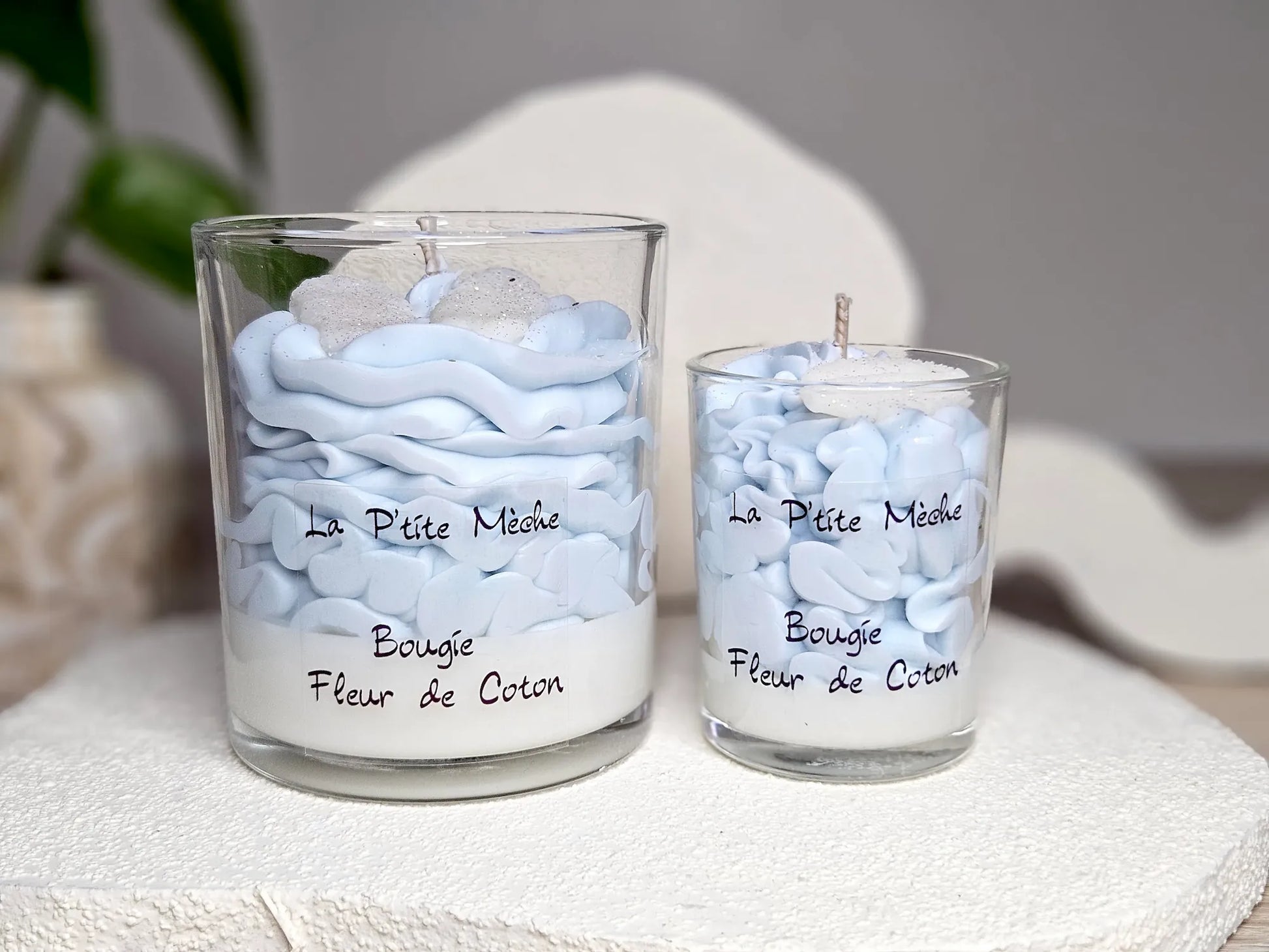 Collection de bougies gourmandes Fleur de Coton La P'tite Mèche, formats 190g et 65g, décoration bleue apaisante pour la maison.