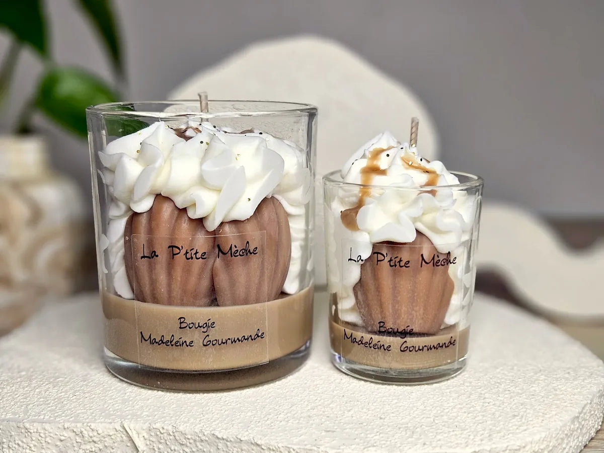 Ensemble de bougies Madeleine Gourmande La P'tite Mèche, formats 190g et 65g, avec décors réalistes de pâtisserie et coulis doré.