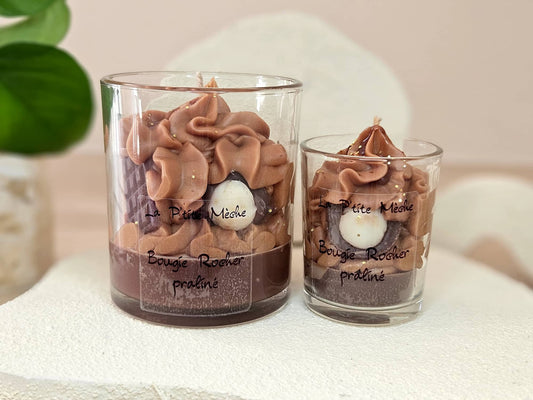 Duo de bougies Rocher Praliné La P'tite Mèche, formats 190g et 65g, design réaliste chocolat noisette pour une décoration gourmande.