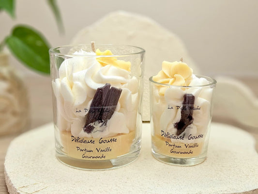 Collection de bougies Vanille Gourmande La P'tite Mèche, formats 190g et 65g, avec chantilly onctueuse et bâtons de vanille en cire.