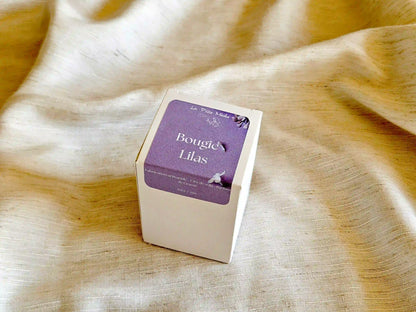 Boîte cadeau pour bougie artisanale Lilas, packaging éco-responsable fabrication française.