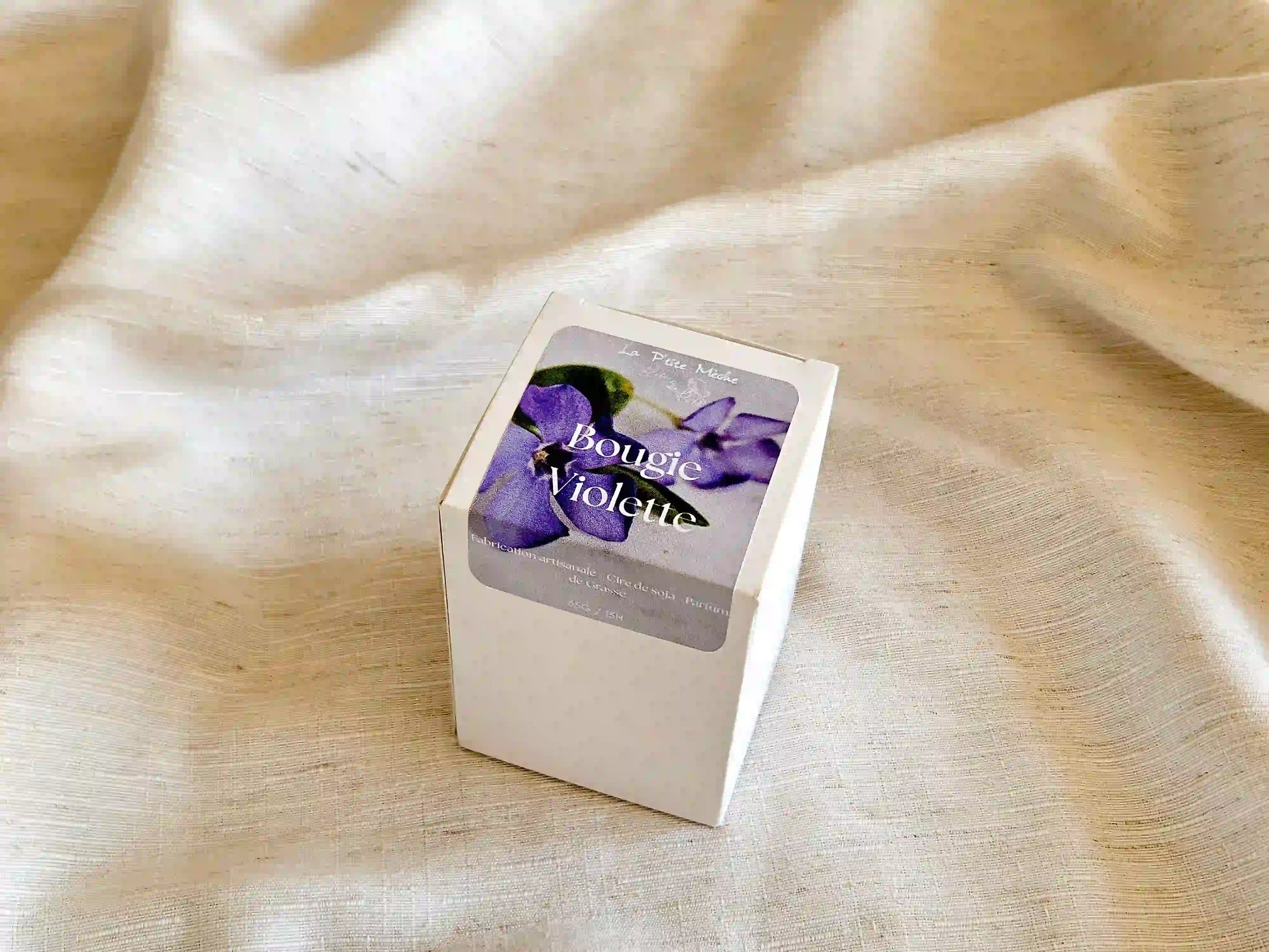 Packaging pour bougie artisanale Violette, boîte blanche avec étiquette fleurie élégante.