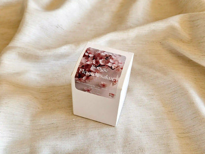 Packaging cadeau pour petite bougie Sakura, boîte blanche éco-responsable et recyclable.