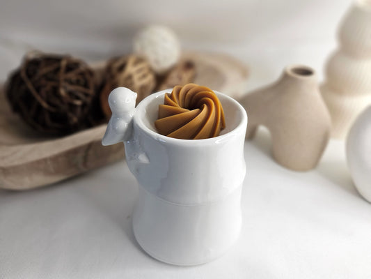 Fondant Parfumé Spirale de La P'tite Mèche dans un brûle-parfum, en cire Fondant parfumé artisanal à l’amande en spirale, posé dans un brûle-parfum en céramique – cire végétale naturelle, senteur gourmande
