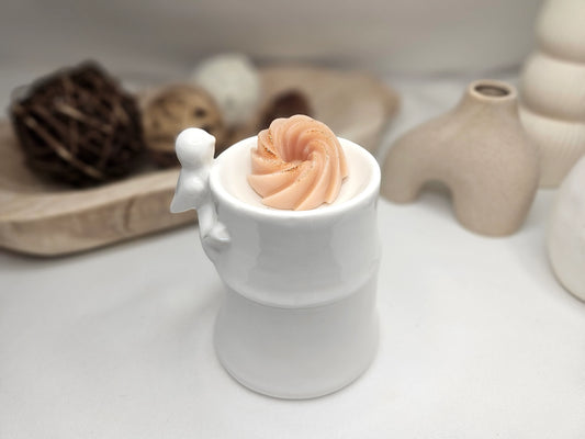 Fondant parfumé à l’ambre en spirale, vu de 3/4 dans un brûle-parfum – cire végétale artisanale et parfum chaud
