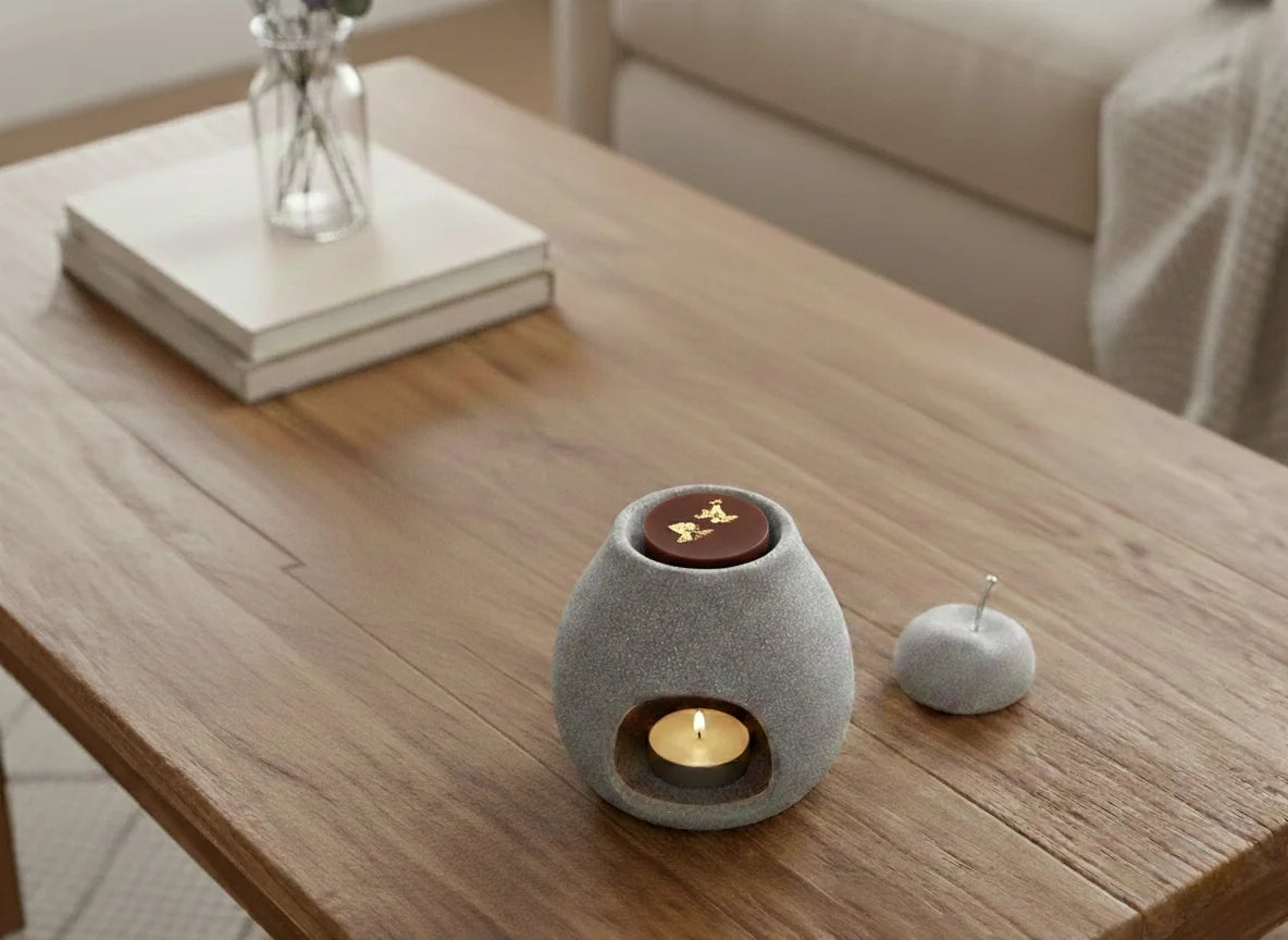 Brûleur de parfum allumé sur une table en bois massif, diffusant une fragrance de noix de coco dans une pièce à vivre chaleureuse.