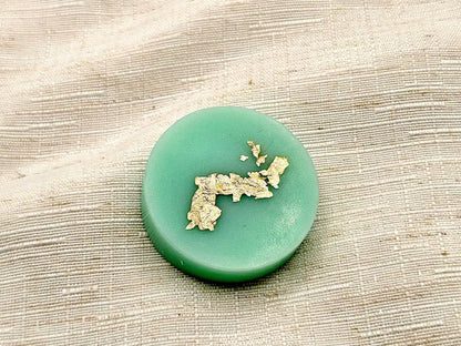 Palet fondant parfumé Menthe et Basilic, couleur vert d'eau avec dorure à la feuille d'or, sur fond de lin naturel.