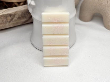 Fondant Parfumé Tablette Amor Mio de La P'tite Mèche, en cire d'olive, avec une fragrance fruitée et florale inspirée d'Amor Amor, disponibles sur www.laptitemeche.com

