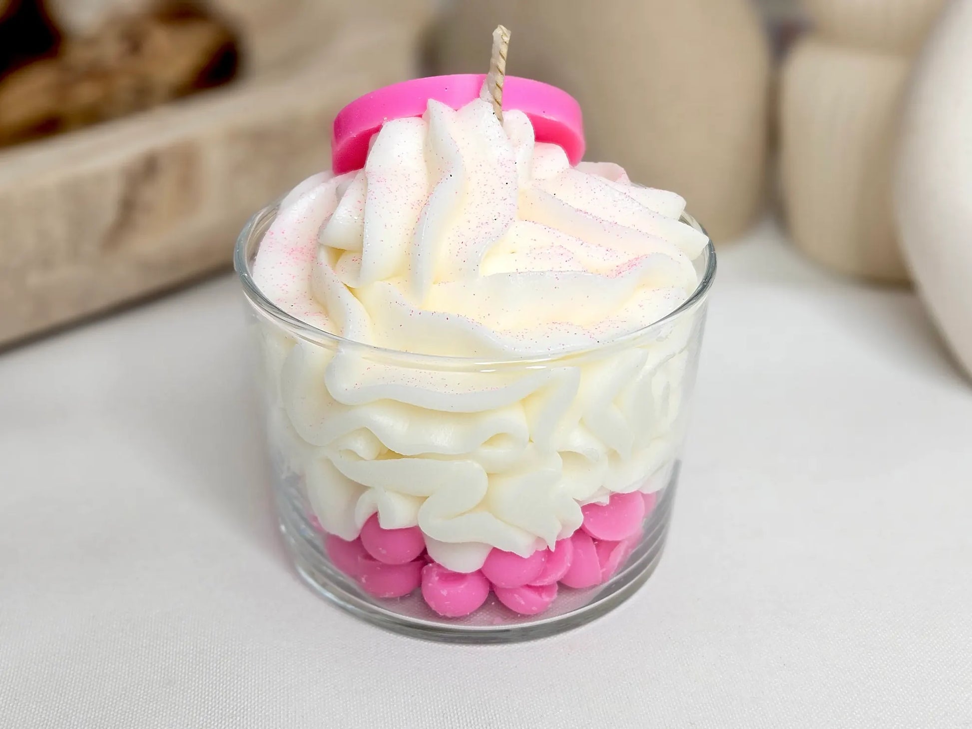 Vue de trois-quarts arrière de la bougie gourmande BubbleGum 190g, révélant le volume impressionnant de **ma** cire fouettée bicolore rose et blanche.