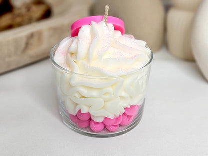 Vue de trois-quarts arrière de la bougie gourmande BubbleGum 190g, révélant le volume impressionnant de **ma** cire fouettée bicolore rose et blanche.