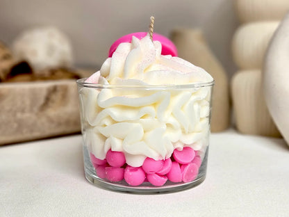 Vue arrière de la bougie gourmande BubbleGum 190g, montrant le contraste entre la cire de soja immaculée et la chantilly rose bonbon de ma fabrication artisanale.