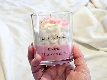 Grande bougie Fleur de Sakura en main, savoir-faire cirier français, mèche en coton pur sans plomb.