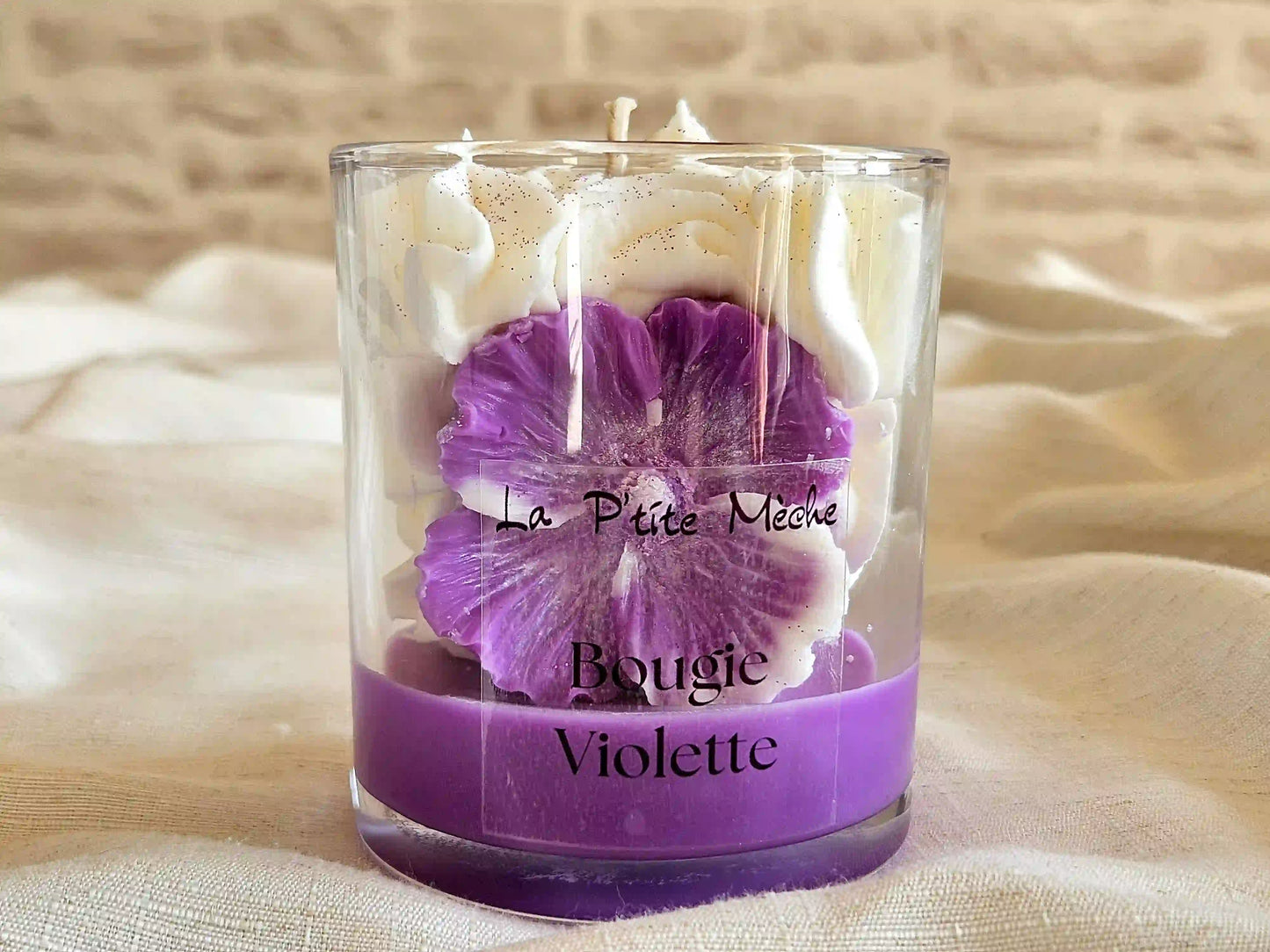 Grande bougie gourmande Violette 190g, contraste entre cire violette et chantilly blanche.