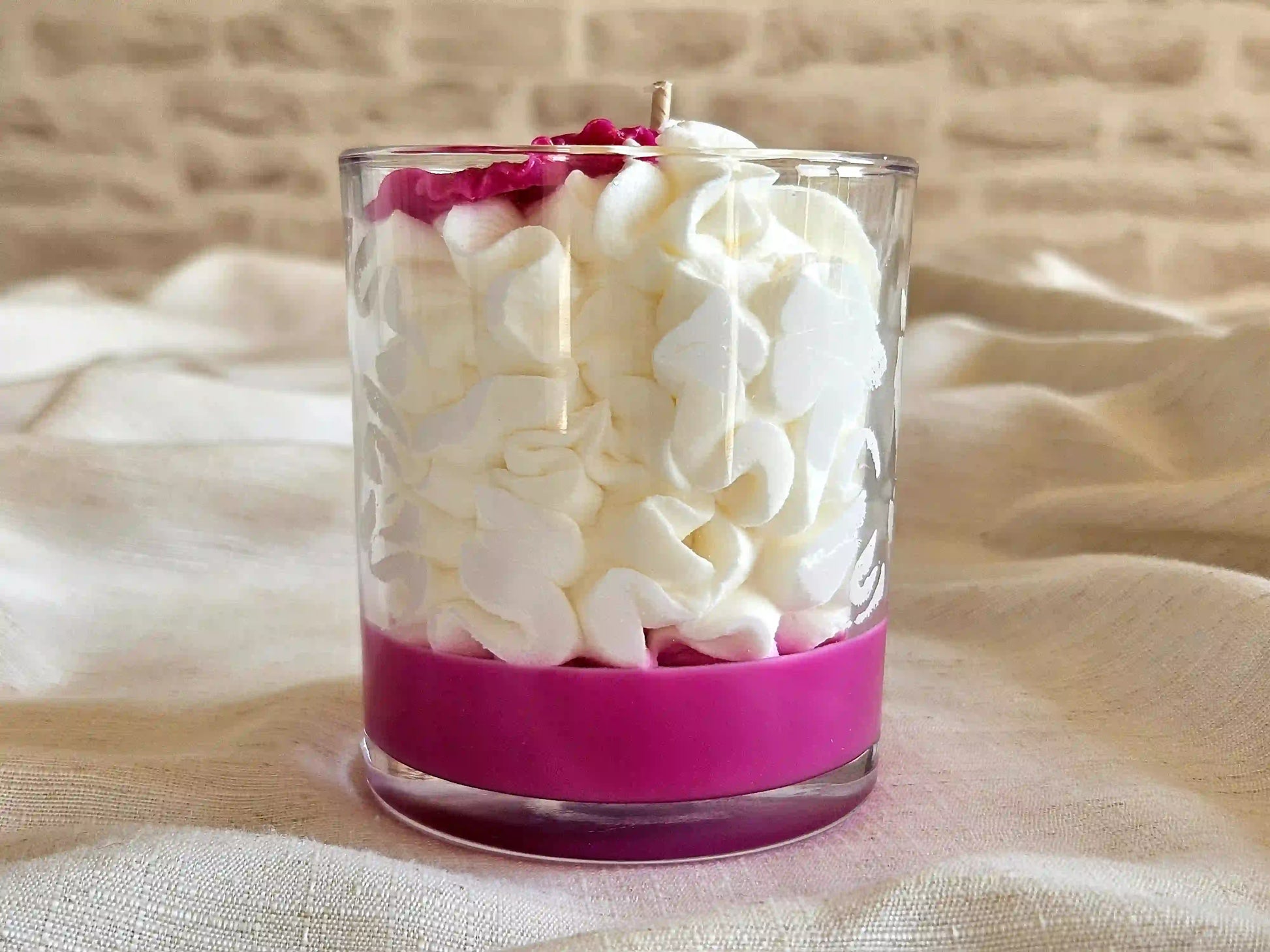 Vue de dos de la grande bougie 190g, montrant l'intensité du colorant Bekro rose et la pureté du verre.