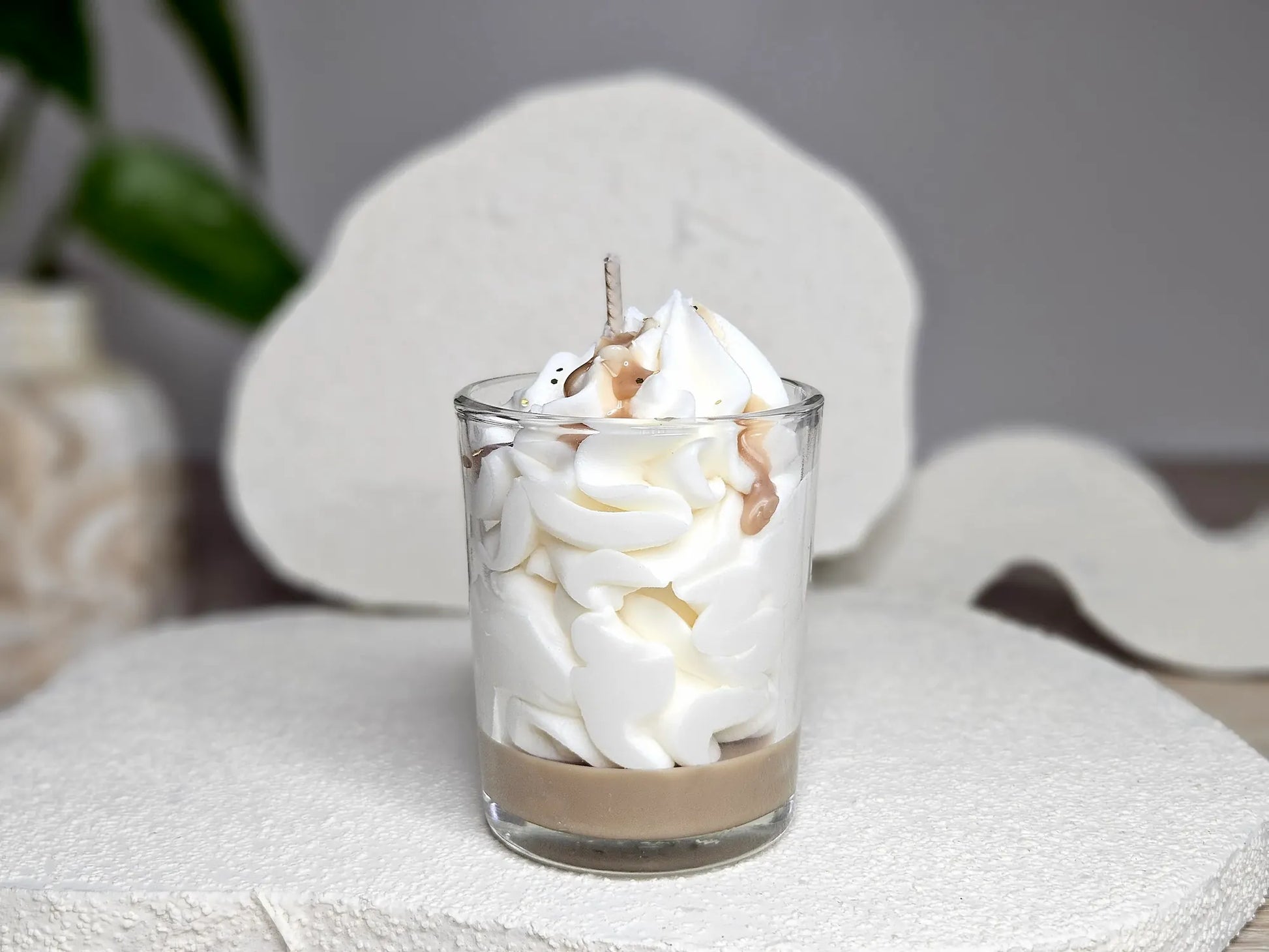 etite bougie artisanale vue de dos, design gourmand et chaleureux pour une décoration de table ou un cadeau d'invité.