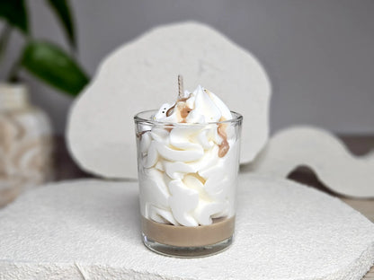 etite bougie artisanale vue de dos, design gourmand et chaleureux pour une décoration de table ou un cadeau d'invité.