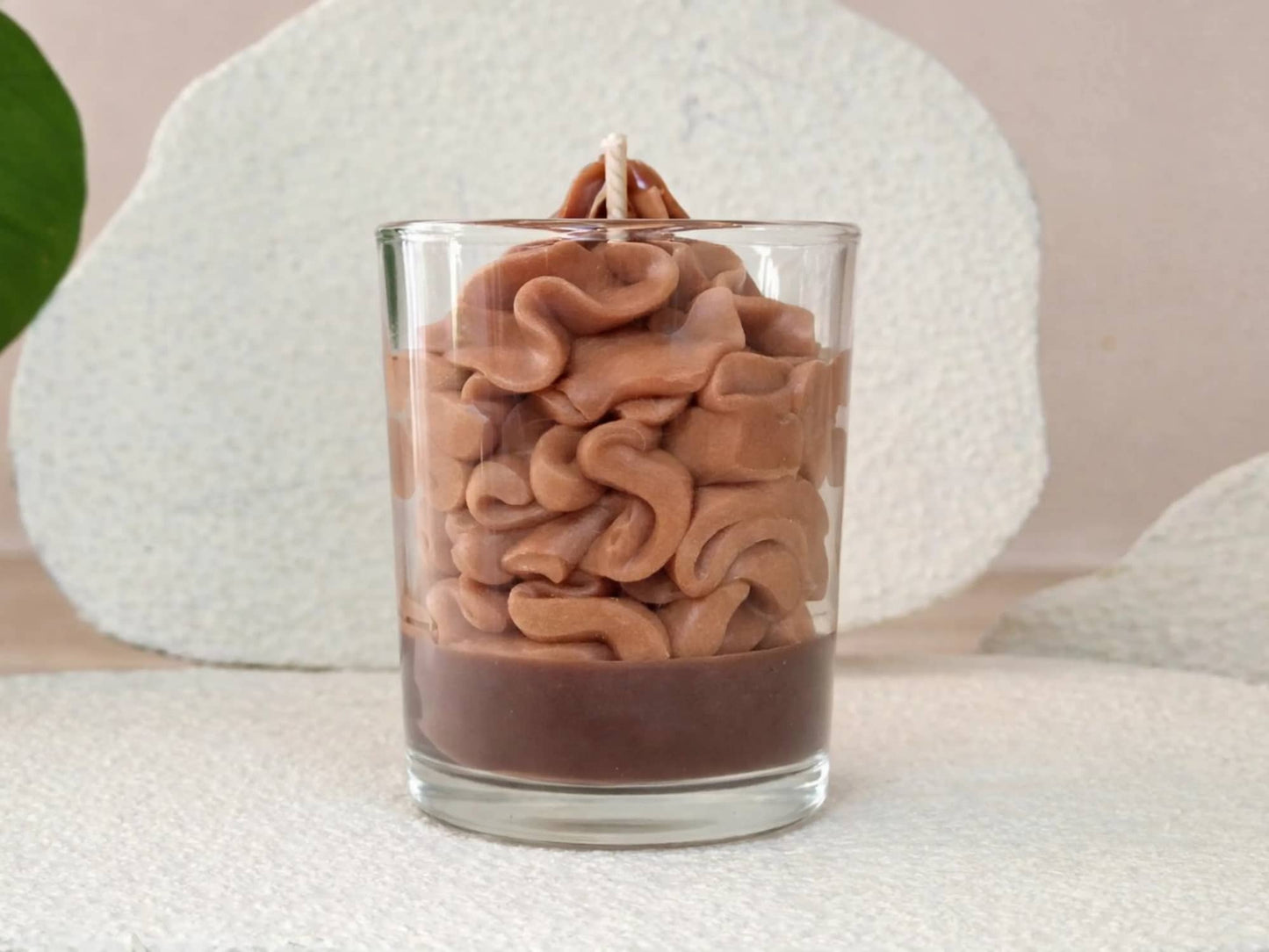 Petite bougie artisanale au chocolat vue de dos, design élégant et gourmand pour une ambiance cocooning et boisée.