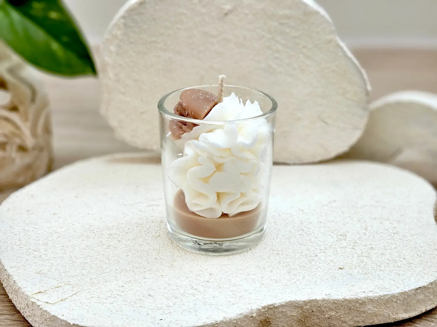 Petite bougie artisanale vue de dos, design élégant pour une ambiance de cuisine ou de salon cosy