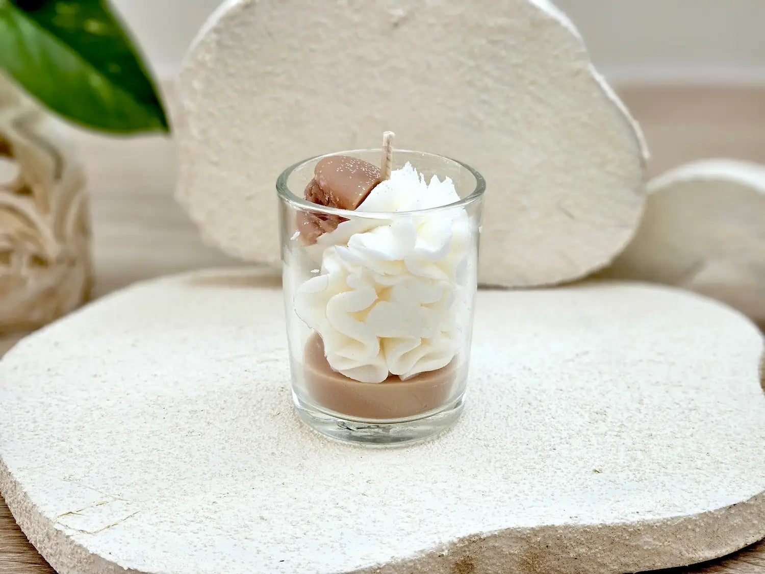 Petite bougie artisanale vue de dos, design élégant pour une ambiance de cuisine ou de salon cosy