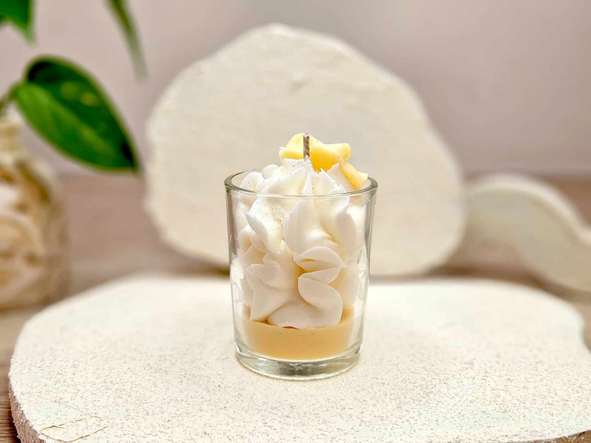 Petite bougie artisanale vanille vue de dos, design sobre et gourmand pour une décoration d'intérieur chaleureuse.