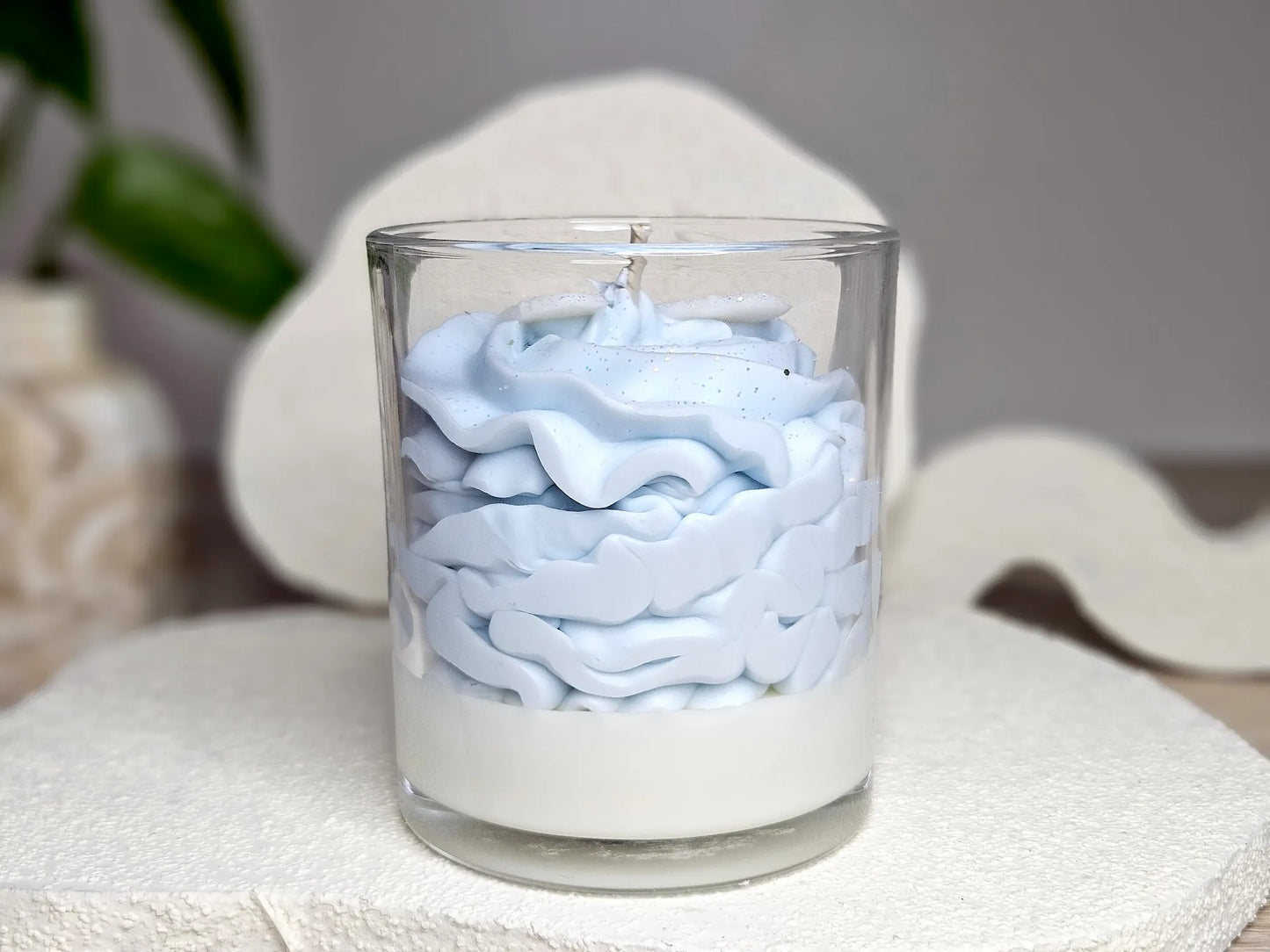 Vue arrière de la bougie Fleur de Coton montrant la pureté de la cire de soja blanche et la fabrication artisanale faite main.