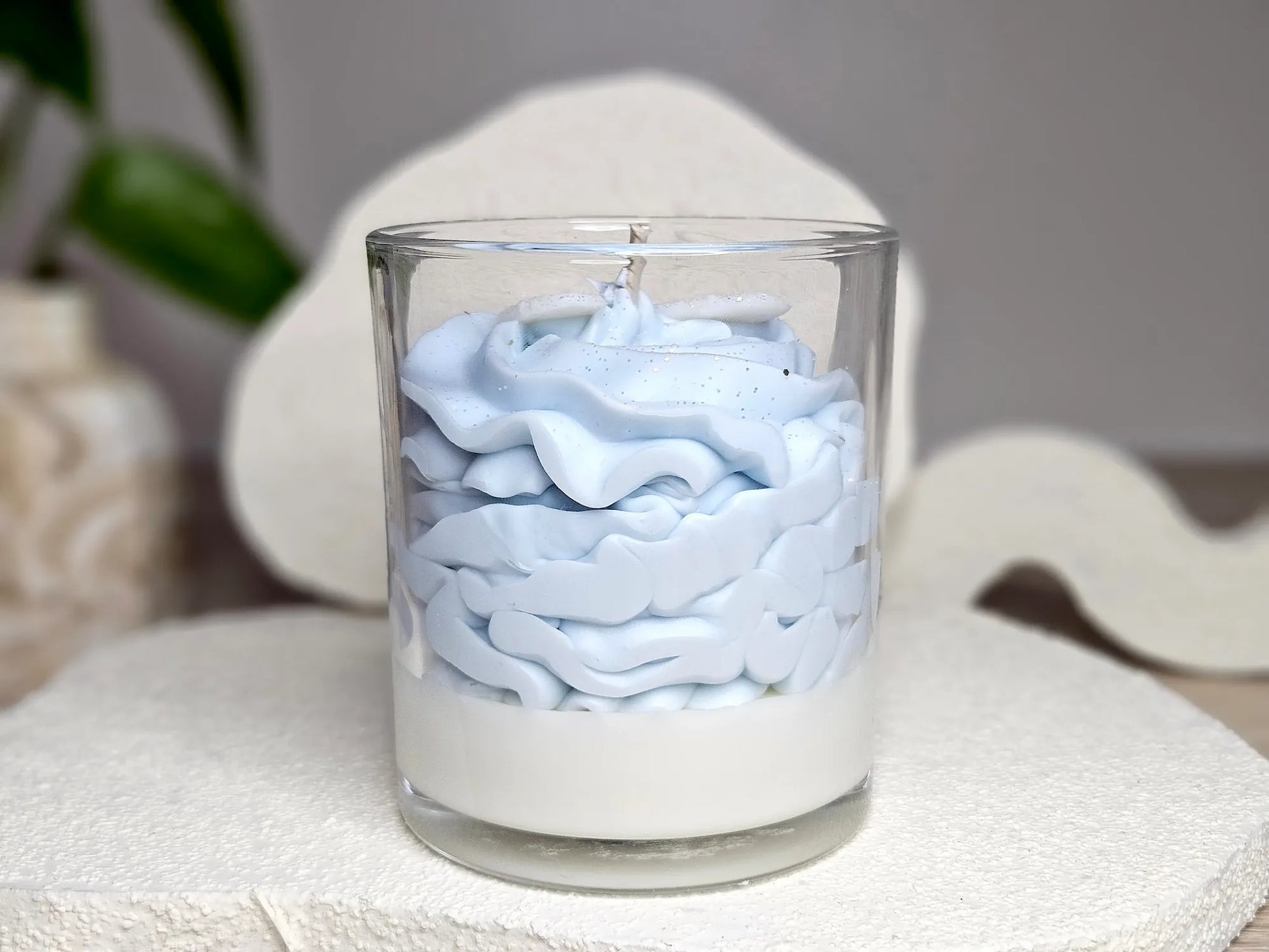 Vue arrière de la bougie Fleur de Coton montrant la pureté de la cire de soja blanche et la fabrication artisanale faite main.