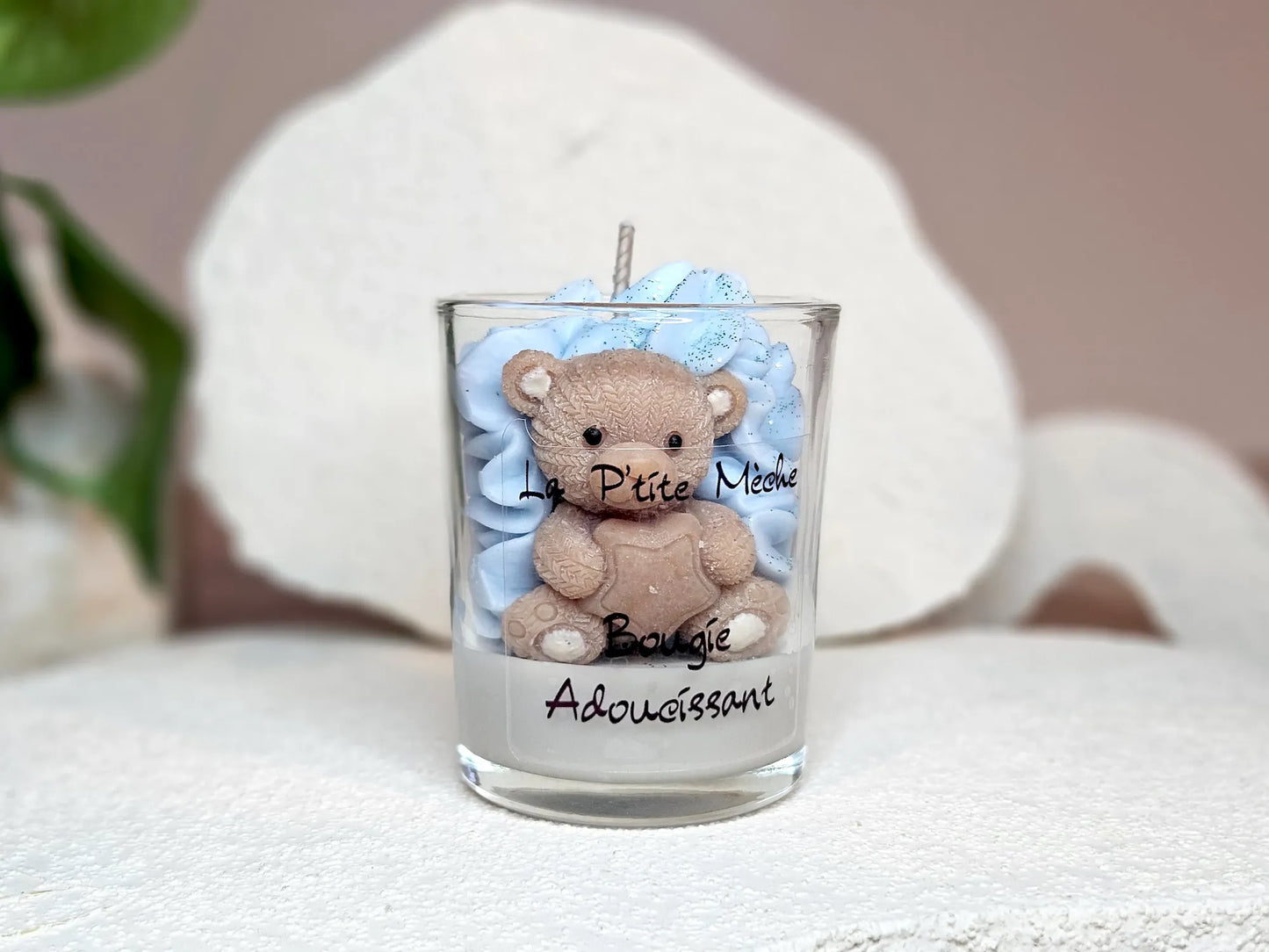 Petite bougie Adoucissant 65g vue de face, format miniature idéal pour un cadeau de naissance ou une surprise douce et poudrée.