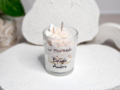 Petite bougie gourmande à l'Ambre format 65g, idée cadeau bien-être ou souvenir d'invité, fabrication artisanale française.