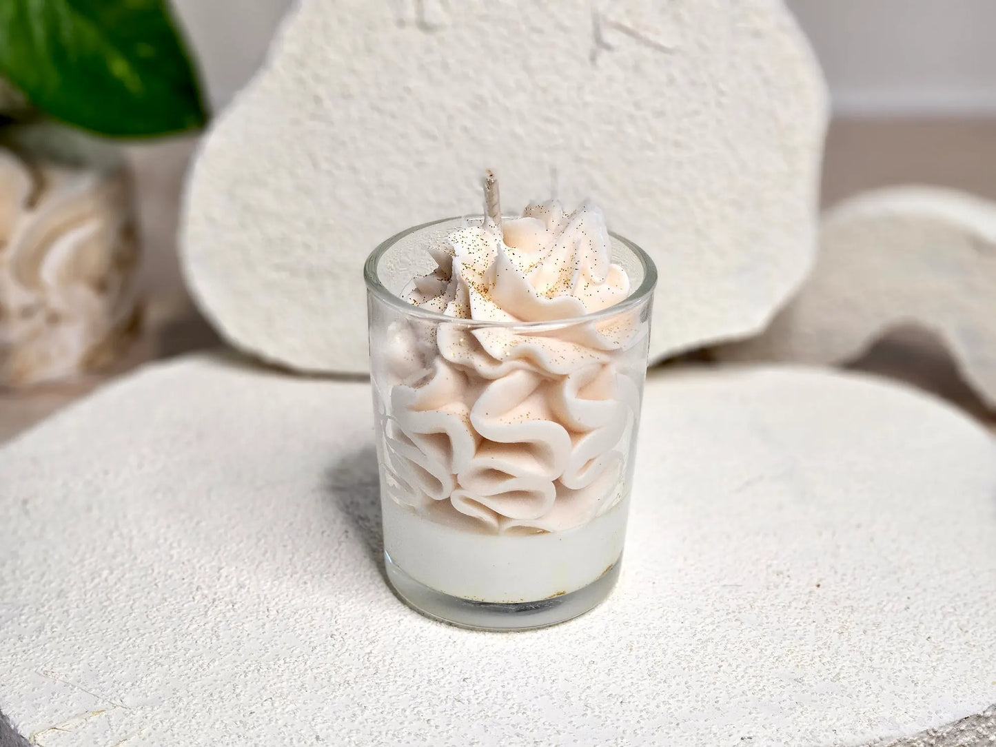 Petit format de bougie parfumée à l'ambre vue de dos, utilisant des fragrances de Grasse de haute qualité.