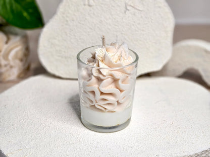 Petit format de bougie parfumée à l'ambre vue de dos, utilisant des fragrances de Grasse de haute qualité.
