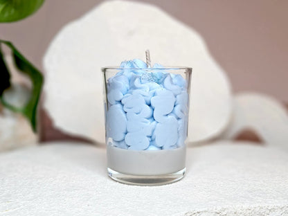 Petite bougie artisanale Adoucissant vue de dos, design minimaliste et propre pour une décoration de chambre d'enfant ou de salle de bain.