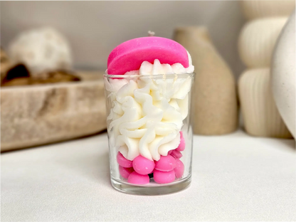 Petite bougie artisanale BubbleGum vue de dos, mettant en avant la pureté de la cire de soja blanche et le décor pop fait main.