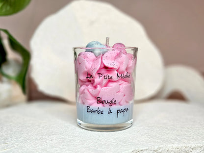 Petite bougie Barbe à Papa 65g, cadeau d'anniversaire original aux notes sucrées et design bicolore rose et bleu.