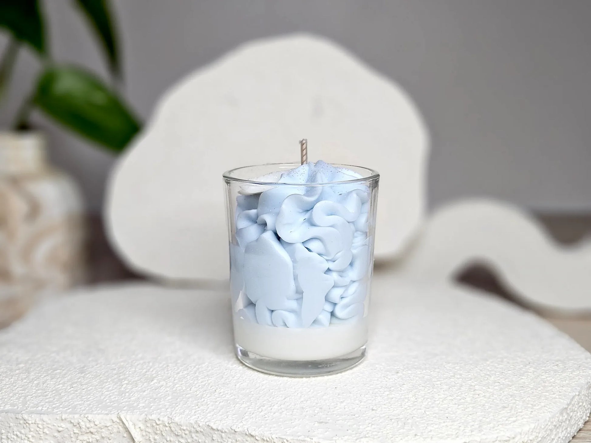 Petite bougie artisanale vue de dos, design minimaliste bleu pastel pour une décoration d'intérieur douce.