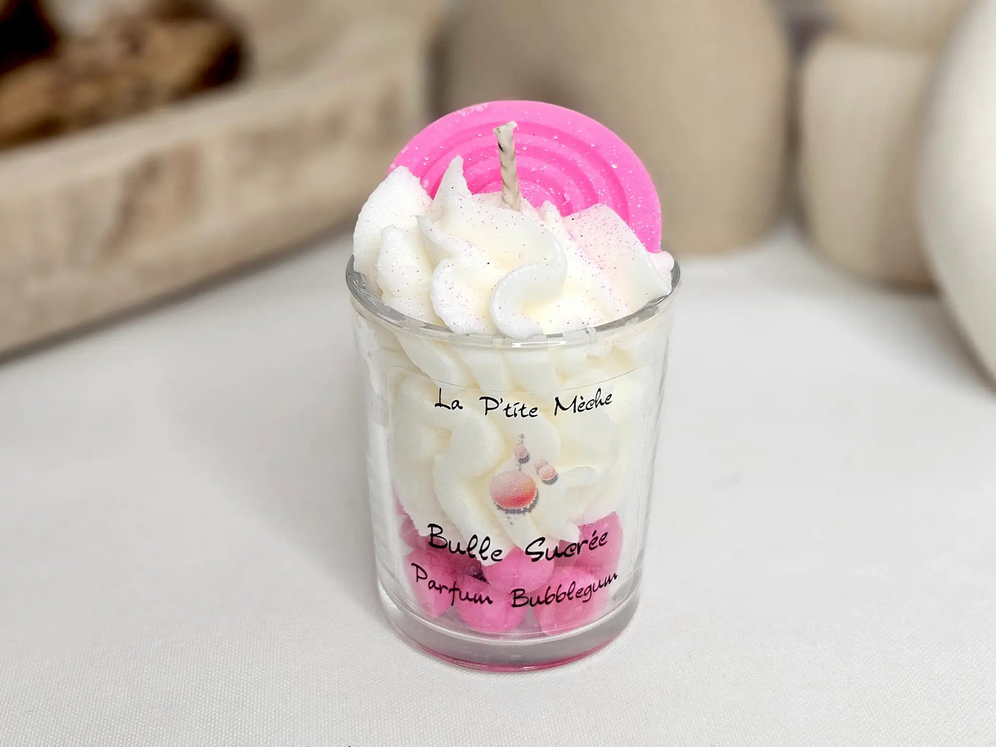 Petite bougie artisanale BubbleGum vue de trois-quarts, design bicolore pop pour une décoration de chambre originale.