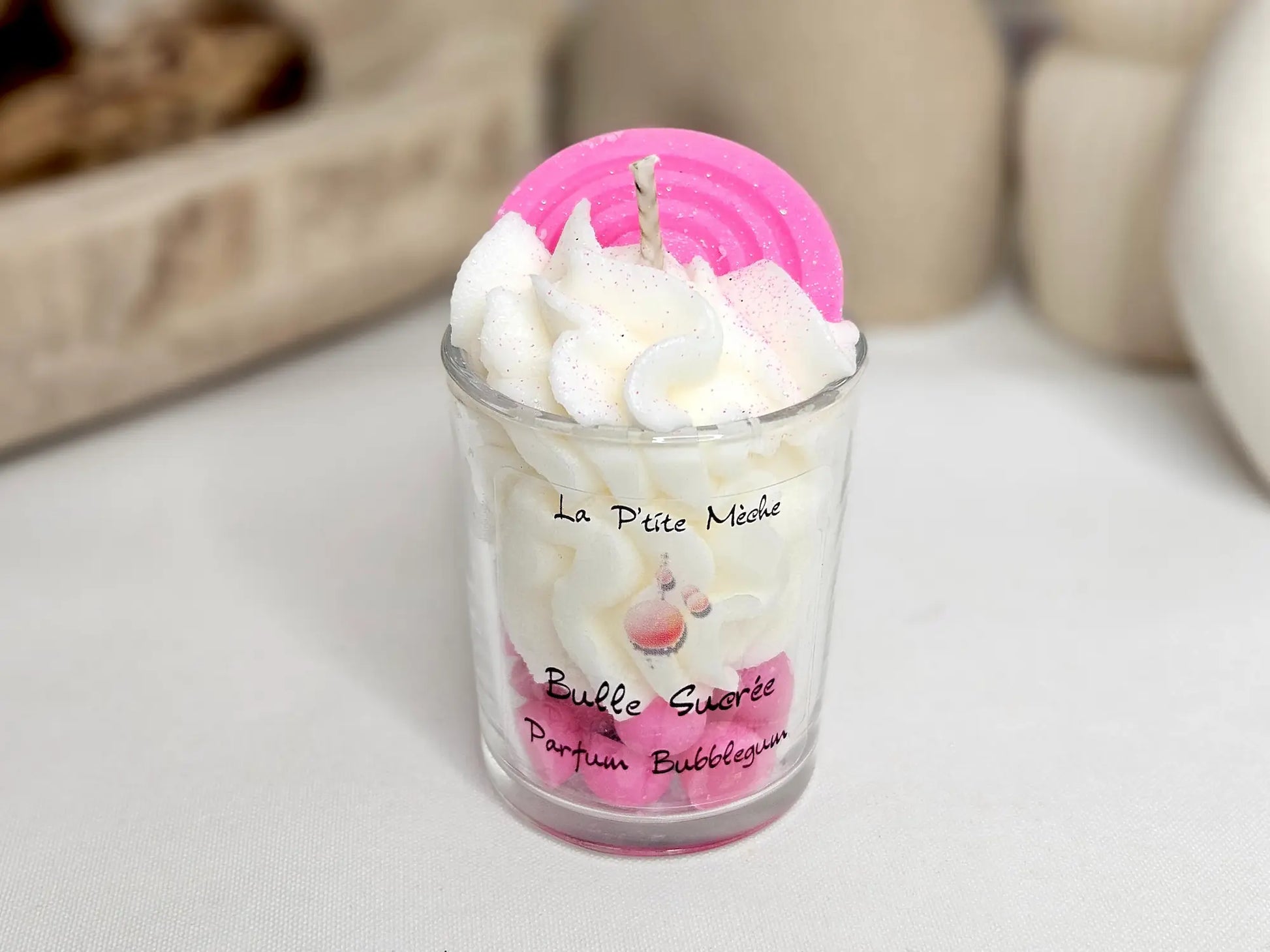 Petite bougie artisanale BubbleGum vue de trois-quarts, design bicolore pop pour une décoration de chambre originale.