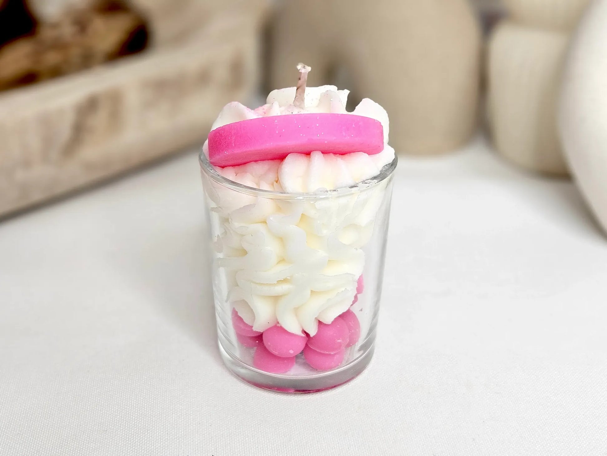 Petite bougie gourmande BubbleGum 65g vue de trois-quarts arrière, mettant en valeur le dégradé pop rose et blanc et la texture onctueuse de ma chantilly faite main.