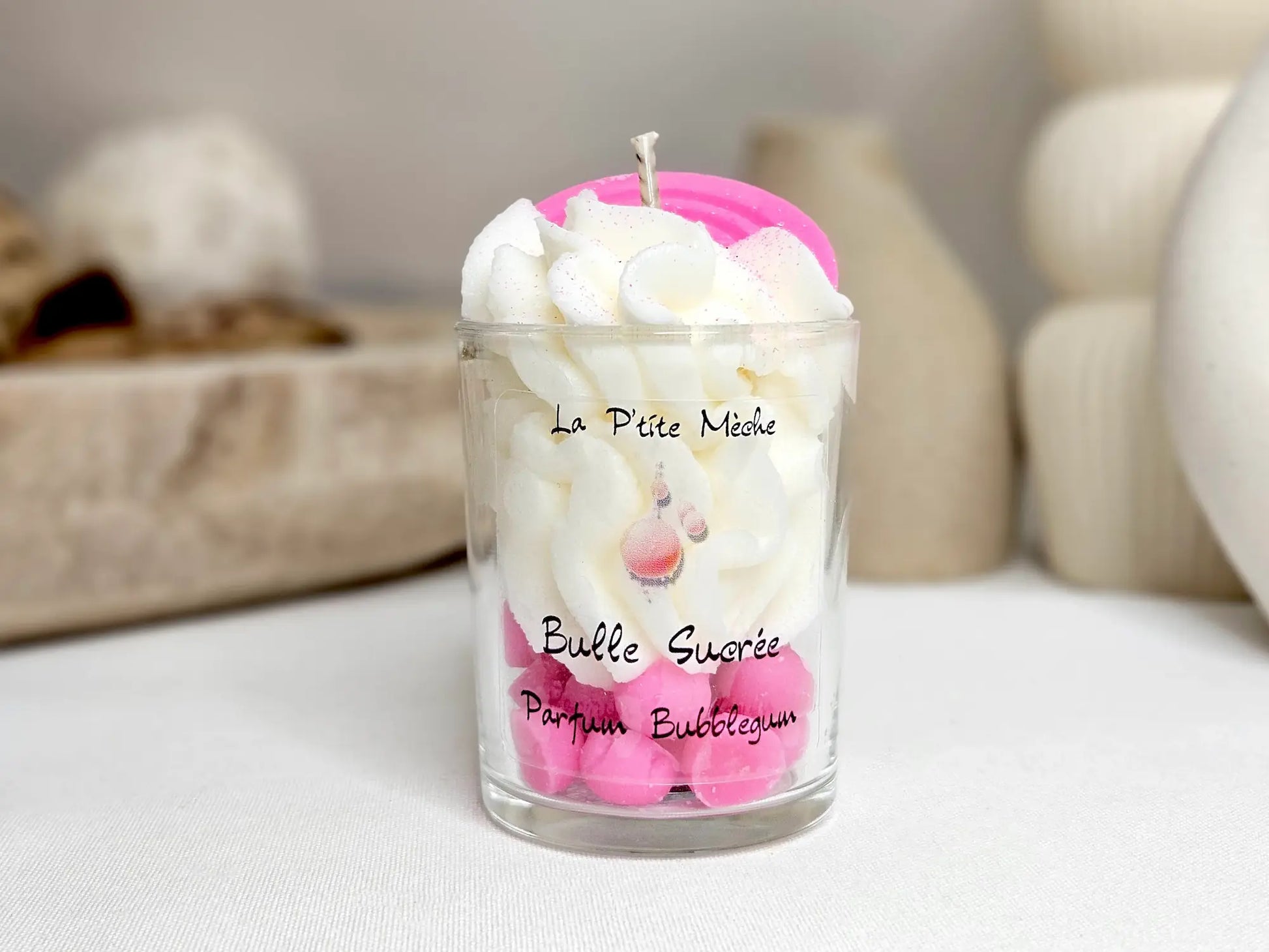 Petite bougie BubbleGum 65g vue de face, format verrine miniature pour un cadeau d'anniversaire ou une surprise sucrée.