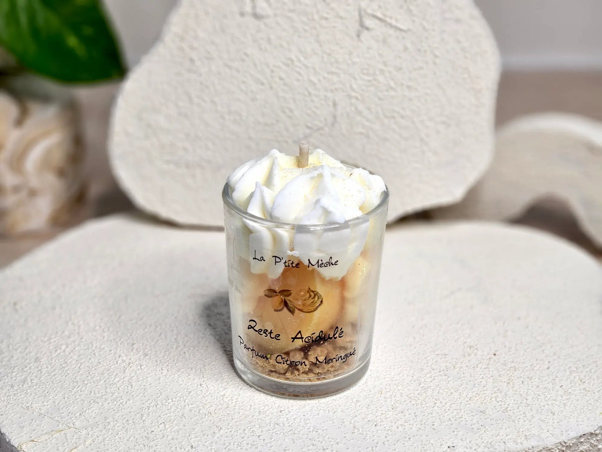 Petite bougie citron meringué 65g, format verrine miniature avec décorations réalistes, idée cadeau gourmand original.