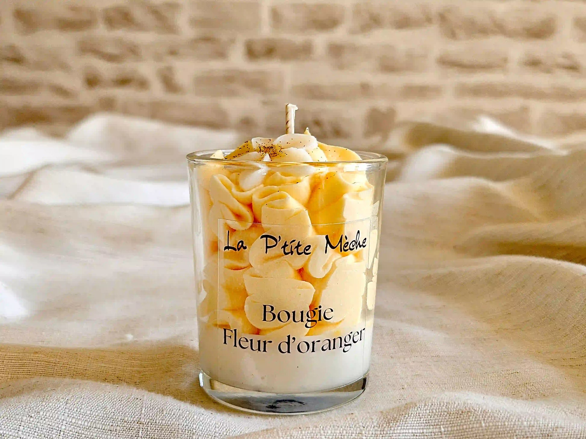 Petite bougie 65g Fleur d'Oranger, chantilly orangée colorant Bekro et base en cire végétale blanche.